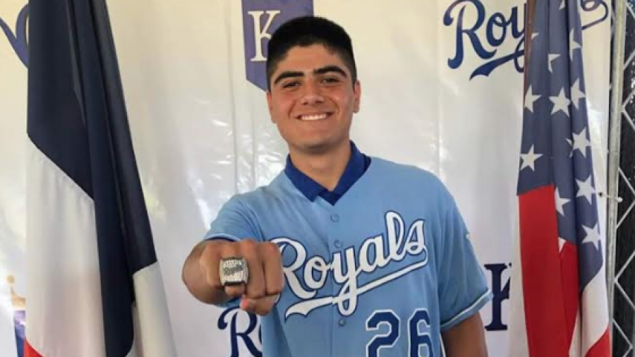 Recibe tamaulipeco Oscar Valenzuela anillo de  campeón con Kansas Royals