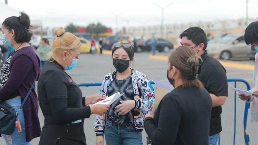 Adelantan vacunación para menores en mega jornada contra el COVID-19