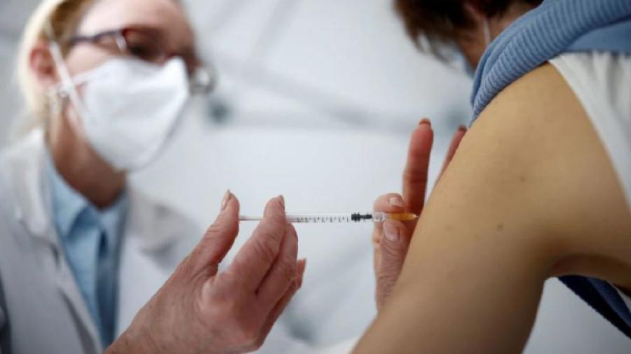 Desiste Gran Bretaña de pedir pase de vacunación Covid