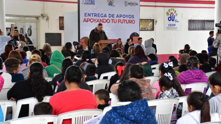 Benefician DIF y Ayuntamiento con becas apoyando tu futuro