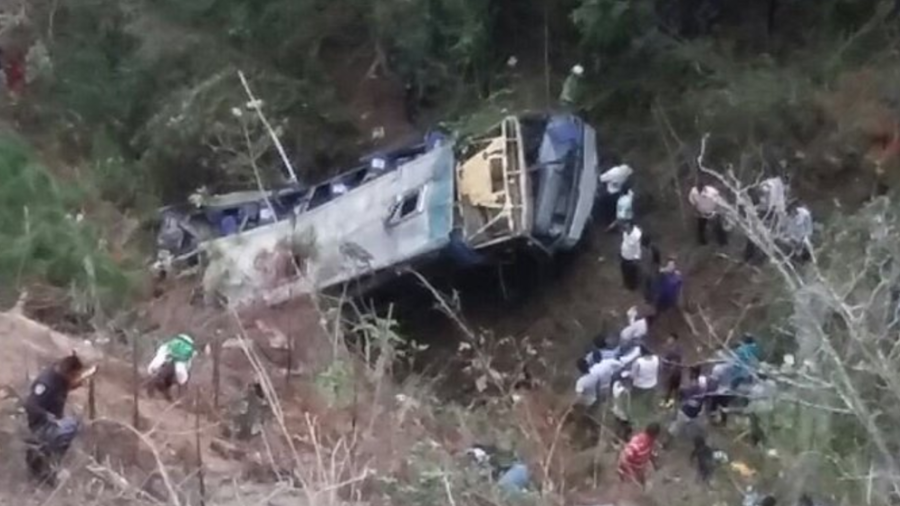 Mueren al menos 17 personas tras caer un autobús en un barranco en chiapas