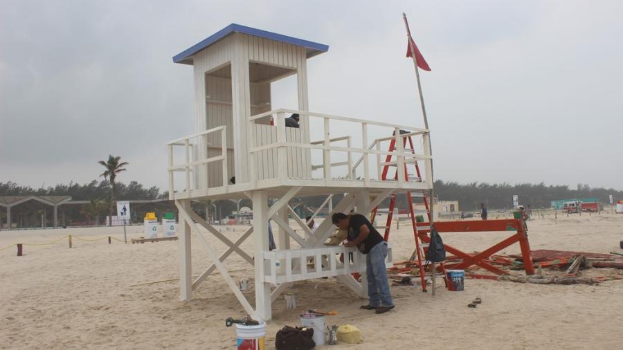 Instalan nuevas torres salvavidas para Playa Miramar