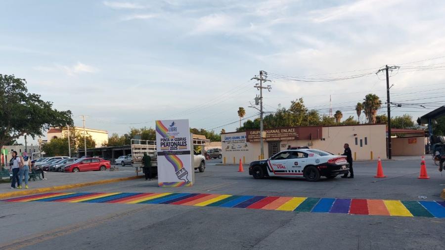 Pintan paso peatonal con colores de bandera LGTB+