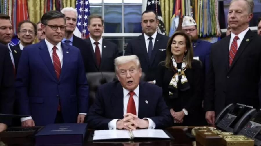 Trump firma ley que pone fin a cierre de gobierno de 43 días en Estados Unidos