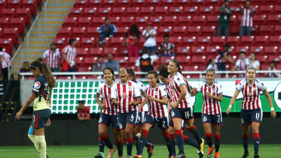 Chivas vence 4-2 al América en el primer Clásico de la Liga MX femenil