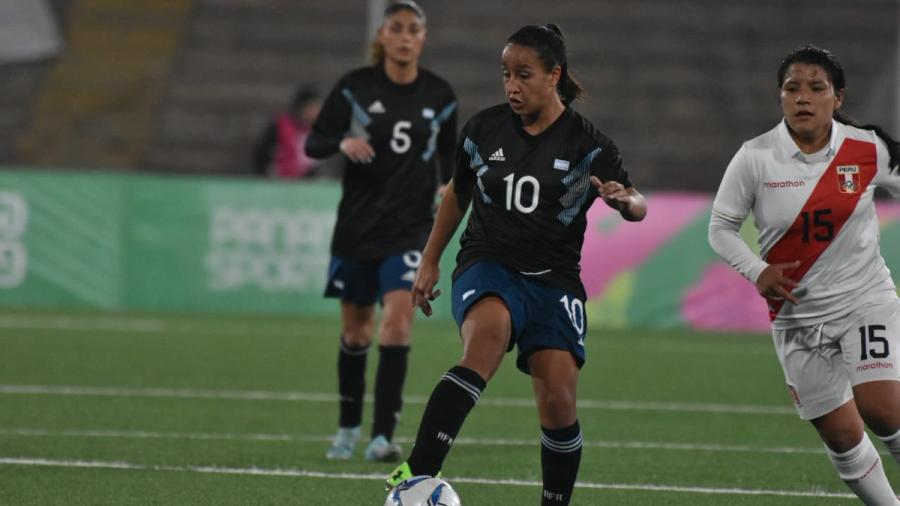 Argentina debuta con triunfo sobre Perú en futbol femenil de Lima 2019