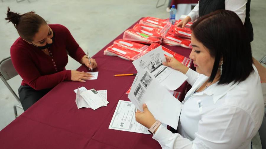 Inicio la entrega de tarjetas de la beca UNE a beneficiados por primera vez