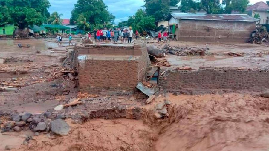Inundaciones en Indonesia dejan al menos 43 muertos