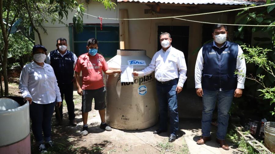 SEBIEN hace entrega de tinacos a familias de Gómez Farías