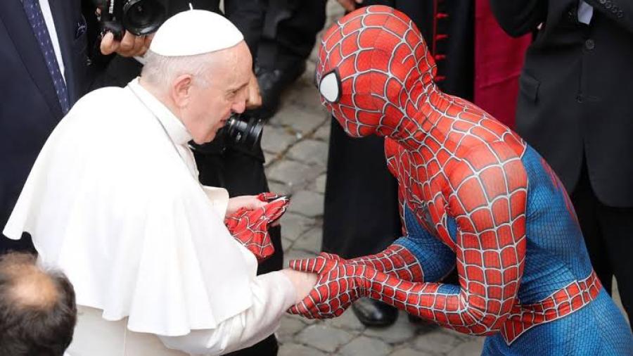 ‘Spider-Man’ saluda al Papa en el Vaticano