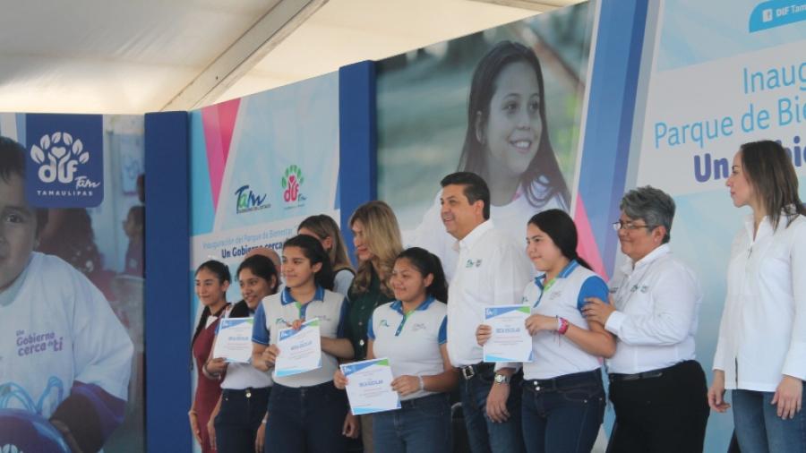 Gobernador entrega apoyos sociales