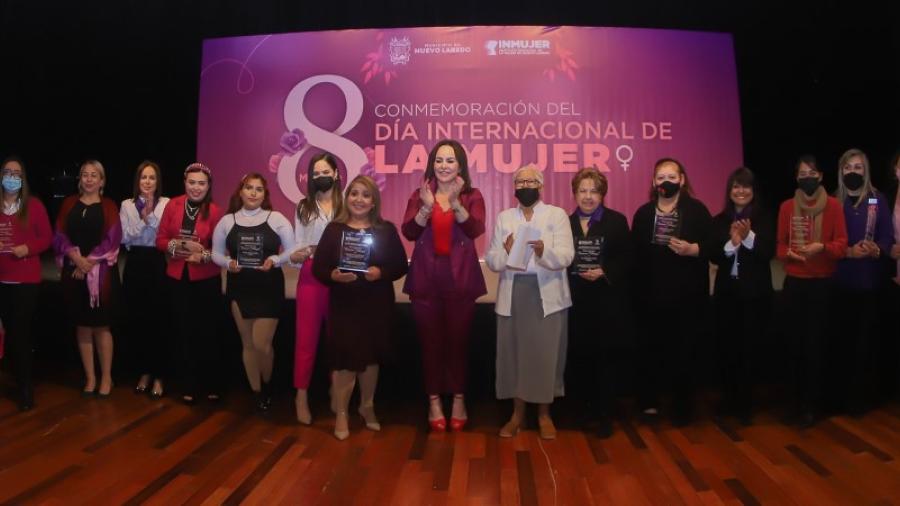 Destacadas mujeres neolaredenses reciben reconocimiento en honor a su trayectoria en favor a la comunidad 