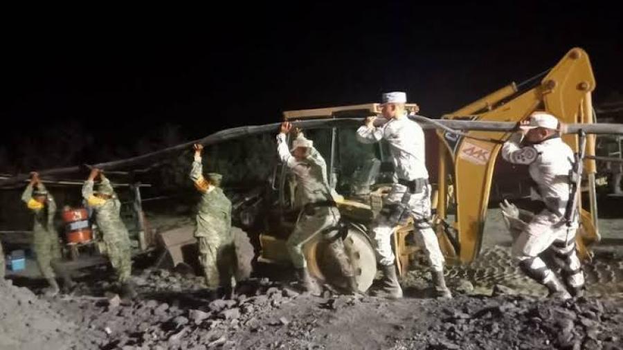 Buzos piden rasgos de mineros en Sabinas, a 2 días del derrumbe