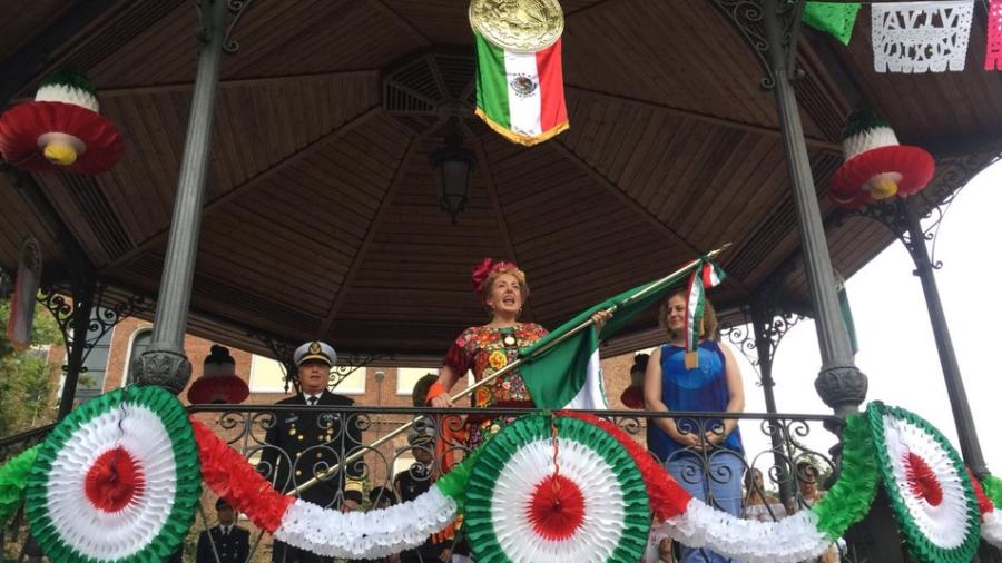 Mexicanos en España dan el "Grito de Independencia"