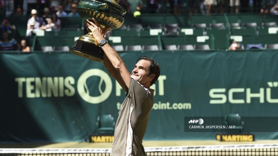 Roger Federer obtiene su título 102 y se acerca al récord de Connors