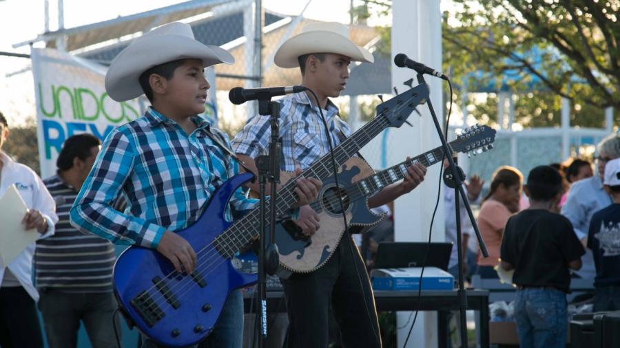 Disfrutan familias de eventos culturales