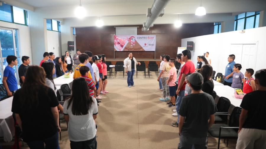  Inician adolescentes divertido campamento de ciencia y tecnología 