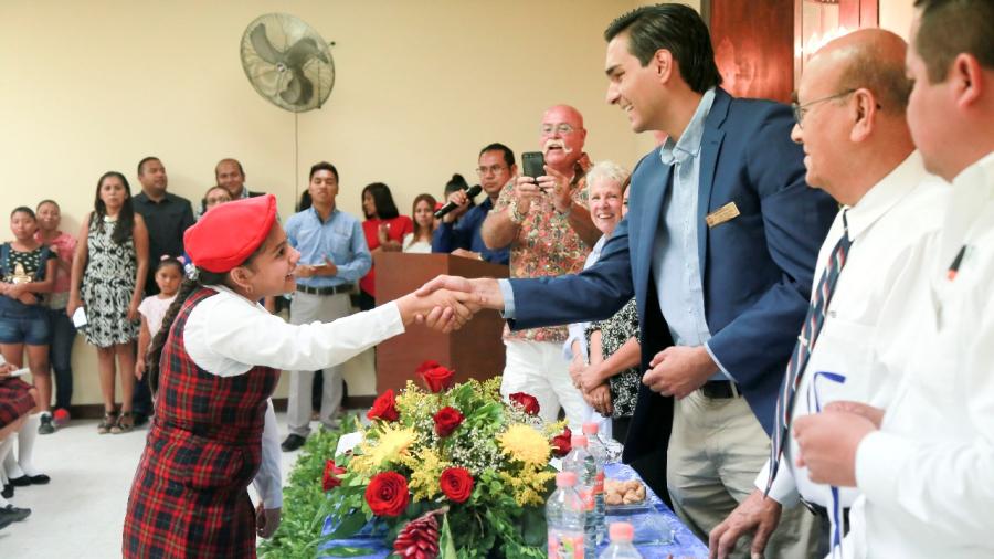 Carlos Peña Ortiz apadrina a 60 alumnos de la Primaria “General Ignacio Zaragoza” 