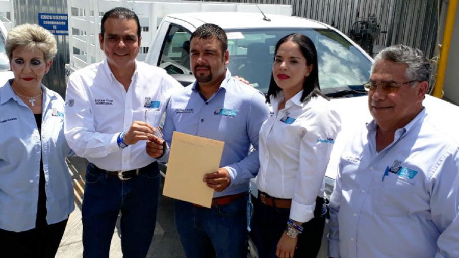 Alcalde de Nuevo Laredo entrega camionetas a SPP