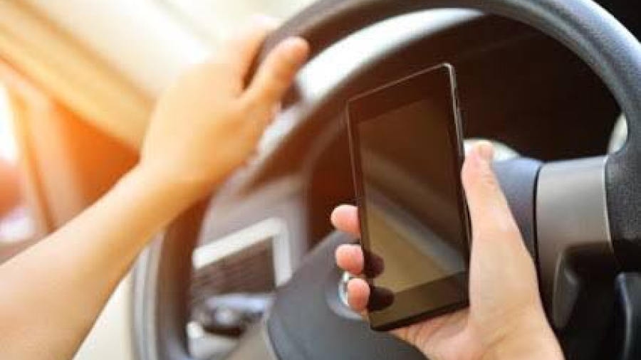Uso de celulares al manejar eleva incidencia de percances viales