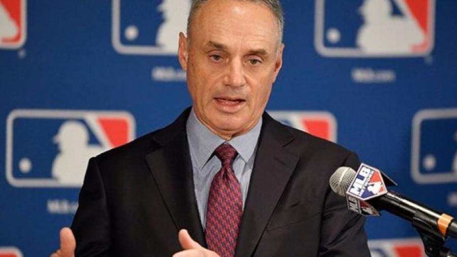 Comisionado pide disculpas por llamar “pedazo de metal” al trofeo de la MLB