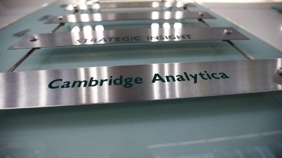En banca rota Cambridge Analytica en EU