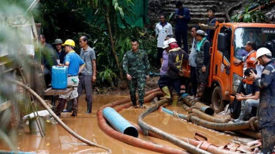 Hallan con vida a los 12 niños desaparecidos y a su entrenador en una cueva en Tailandia