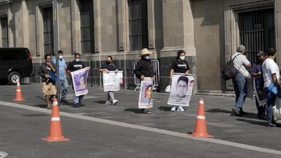 AMLO recibe a padres de los 43 normalistas de Ayotzinapa
