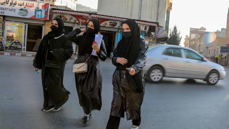 Talibanes suspenden la educación universitaria para las mujeres 