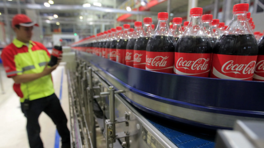 Anuncia Coca- Cola suspensión de operaciones en Rusia