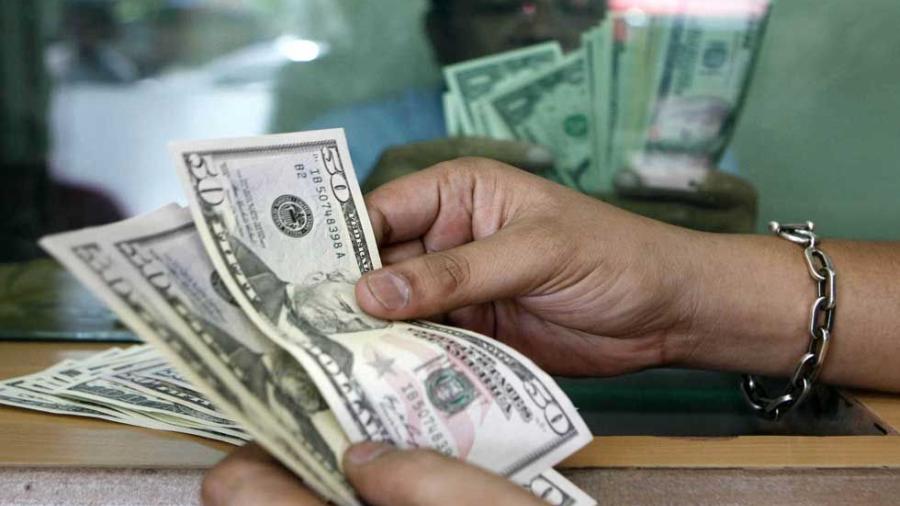 Dólar se vende en 21.18 pesos en el AICM