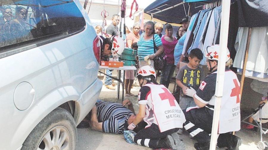  Embiste con camioneta a vendedores de la pulga
