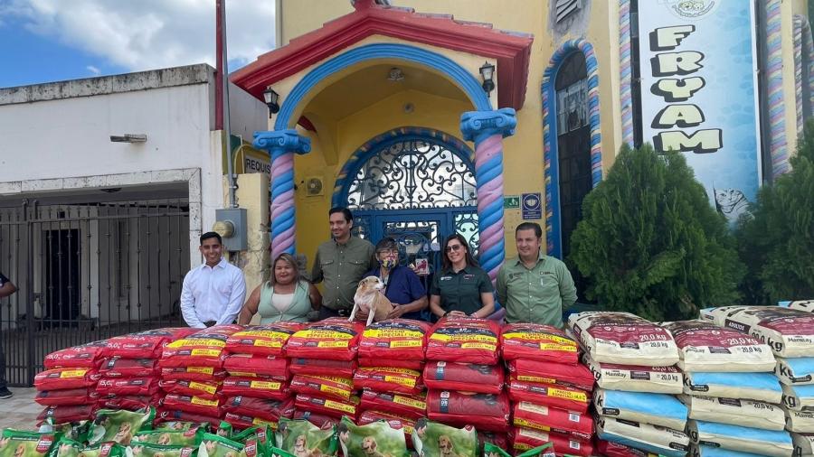 Dona alcalde alimento para perros y gatos rescatados por FRYAM