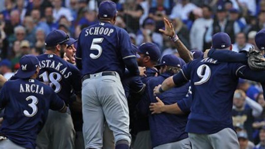 Cerveceros de Milwaukee consiguen el banderín de su división