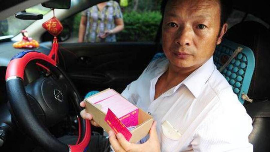 Encuentra a su hija gracias a su taxi