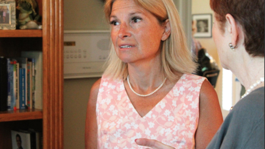Por acusaciones de acoso sexual, candidata se retira