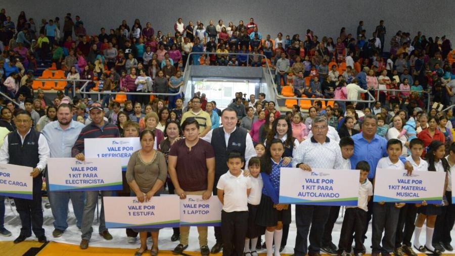 Entregan apoyos a familias de Ciudad Victoria