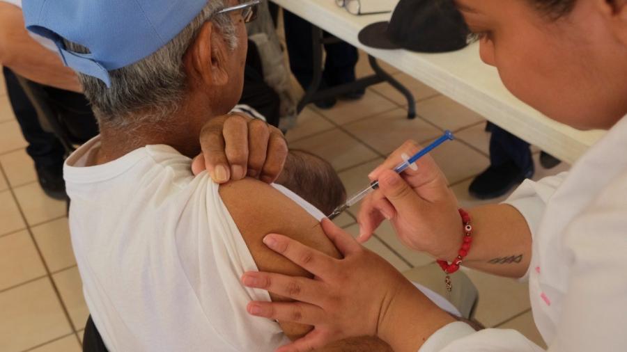 Se vacunan adultos mayores en centros del DIF