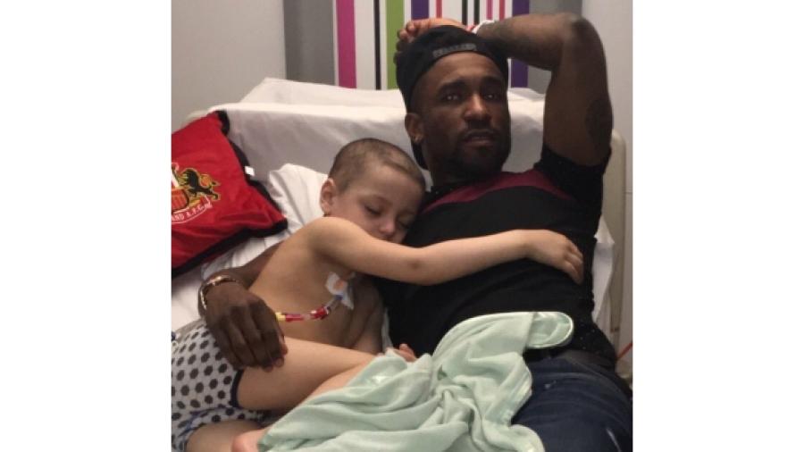 Pasa la noche en el hospital Jermain Defoe junto a niño con cáncer terminal