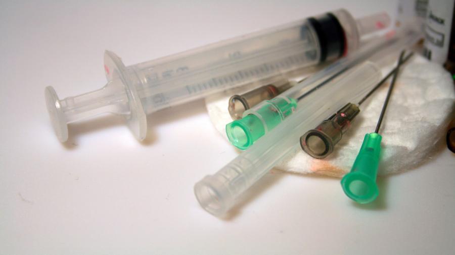 Pediatra contagia de VIH a 900 niños por reciclar jeringas