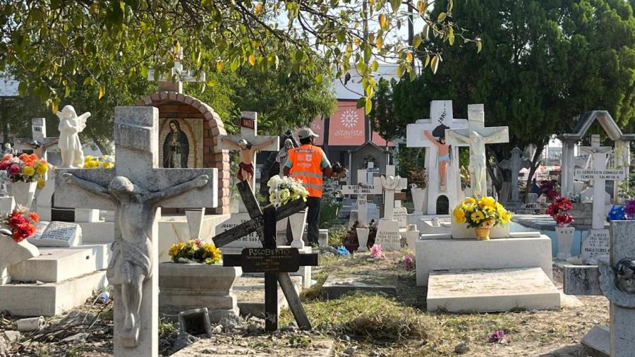 Inician limpieza en panteones municipales