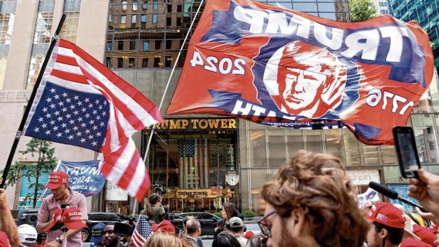 Bandera de EU invertida reaparece en protestas tras veredicto de culpabilidad de Trump