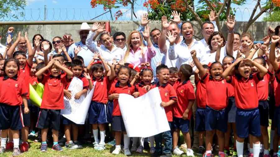 Inician construcción de sanitario y plaza cívica en escuelas de Altamira