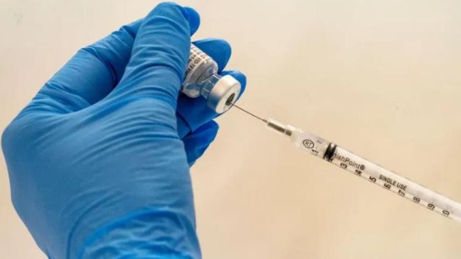 Empleado en hospital de Boston desconecta por error congelador y se desperdician miles de vacunas contra el COVID-19 
