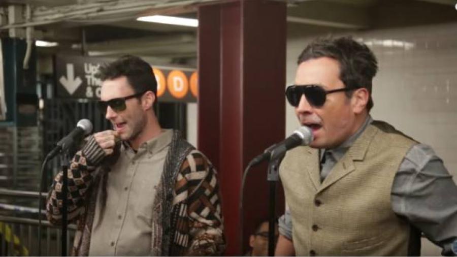 Adam Levine y Jimmy Fallon sorprenden con concierto en el metro