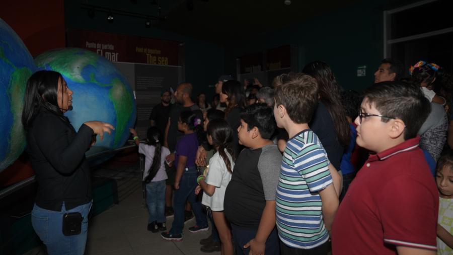 Disfrutan familias de 'Una Noche en el Museo'