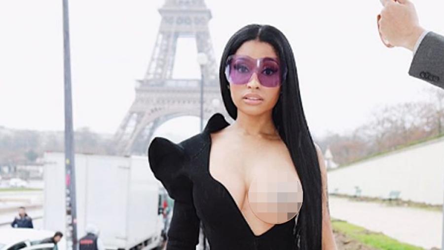 Nicki Minaj muestra uno de sus pechos 
