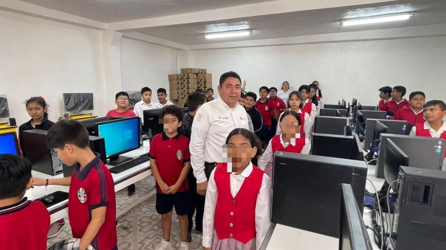 Club Rotario Nuevo Milenio equipa aula de cómputo de primaria