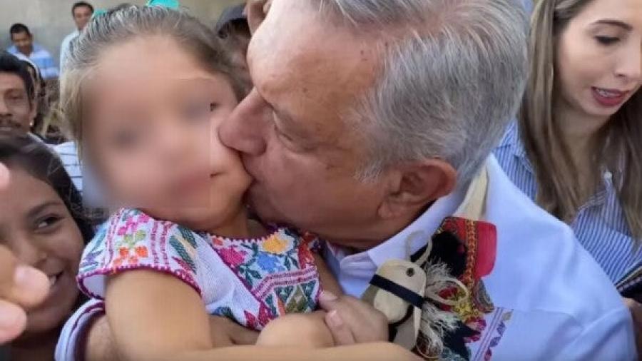 Beso de Amlo a una niña, provoca polémica en redes sociales