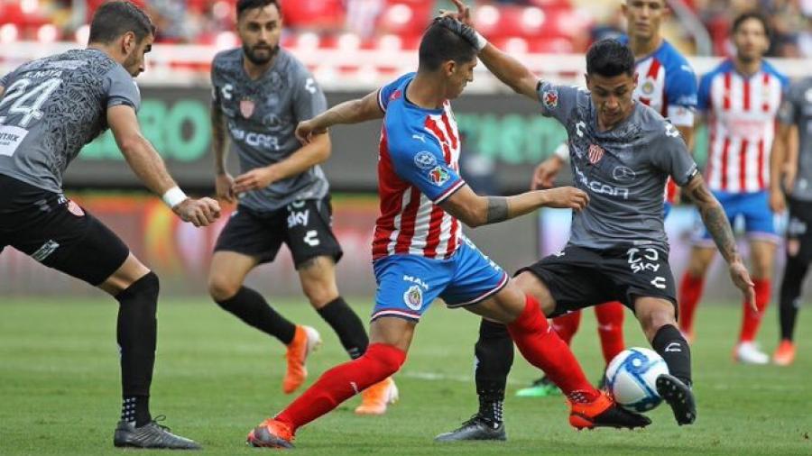 Necaxa le pega 2-1 a Chivas 